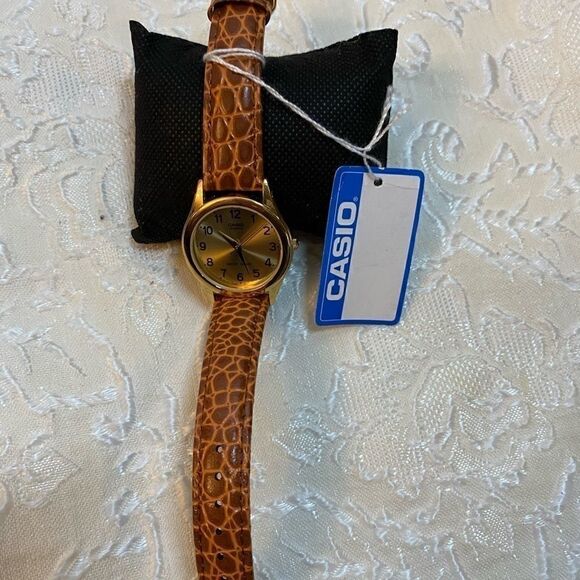 Casio women’s Gold leather Fashion Quartz - Picture 2 of 7